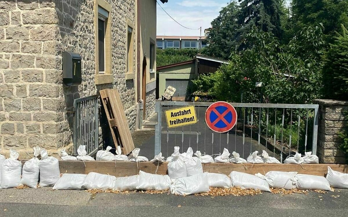 Sandsäcke vor einer Ausfahrt in Wiesentheid Sandsäcke vor einer Ausfahrt in Wiesentheid